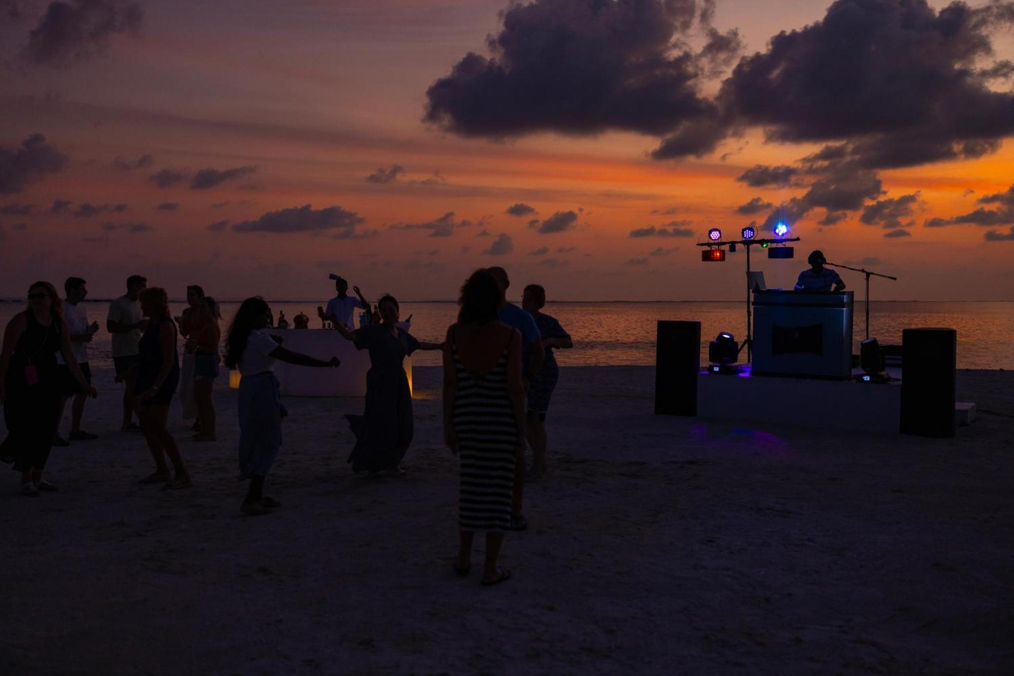 Cocoon Maldives Hotel Kurendhoo Exterior photo