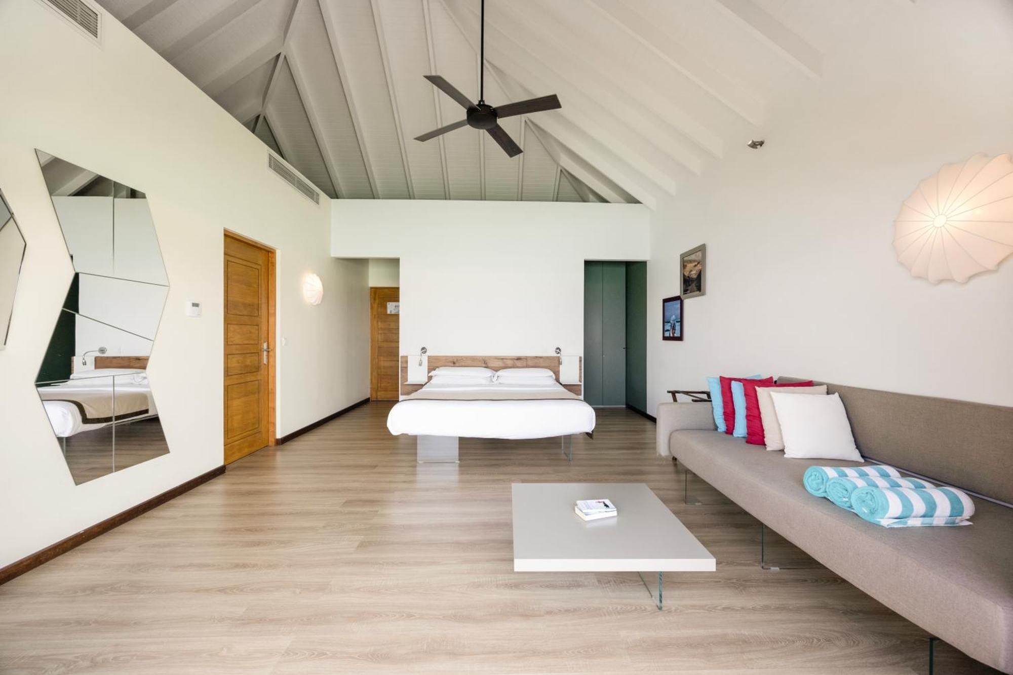 Cocoon Maldives Hotel Kurendhoo Exterior photo